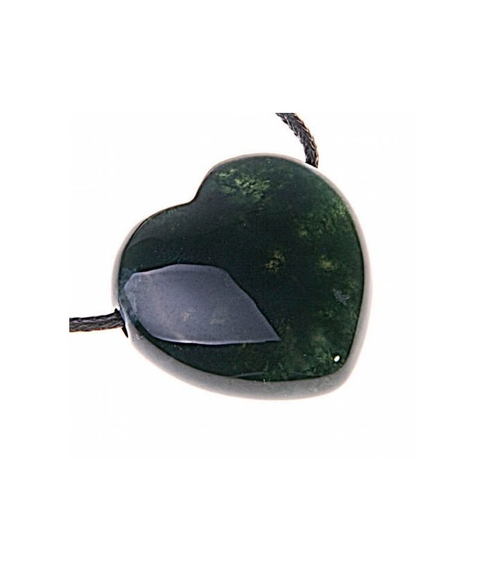 Colgante Corazón de Ágata Musgo perforado, con Hilo encerado de cuero.
Medidas: 30x30x7 mm.