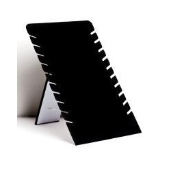 Especialmente diseñado para exponer varios collares.
Imitación terciopelo acolchado.
Medida: 35.5x23.5cm