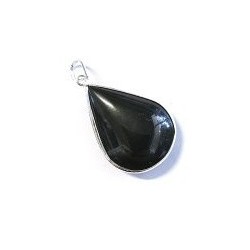 Colgante de Turmalina en forma de lagrima, bordeado y engarzado en plata.