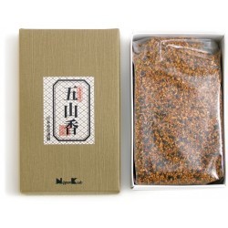 Cantidad: 125 gr
Made in : Japan
Fragancia : Sándalo, aloe y borneo
Trocitos de maderas aromáticas para quemar sobre carbone