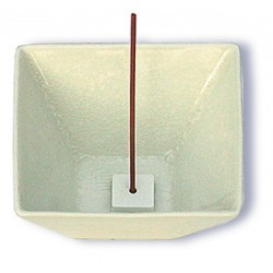 Incensario en forma de cuenco de porcelana
Made in : Japan
Medidas : 10 cm x 6 cm x 10 cm
